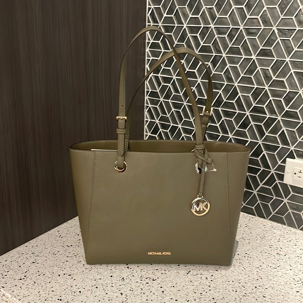 New beautiful olive 🫒 color Micheal kors size 16”x10”x6”hold lab top and more